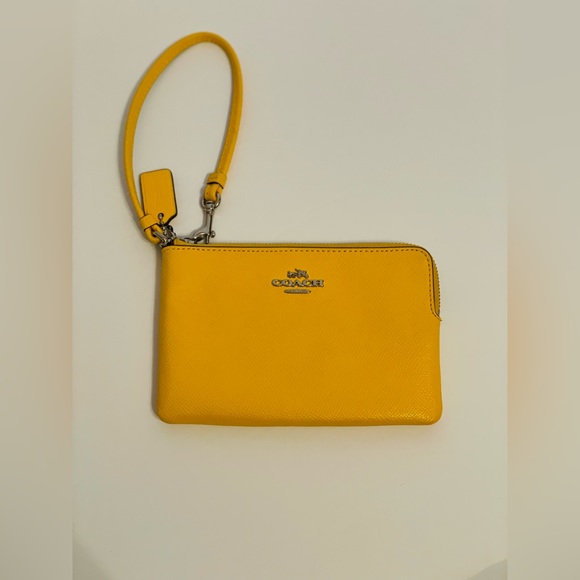 Coach Bag | Women's Yellow Wristlet - Corner Zip Pebbled Leather offers welcome - Picture 7 of 7